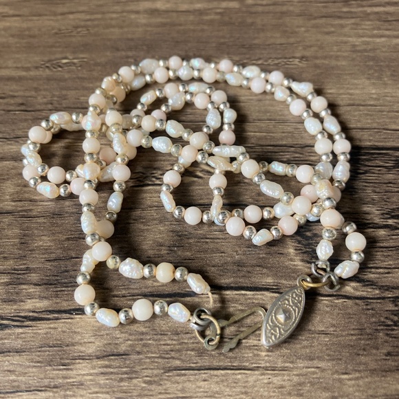 Vintage double strand ivory and silvertone beads and faux pearl baroque necklace - Picture 1 of 12